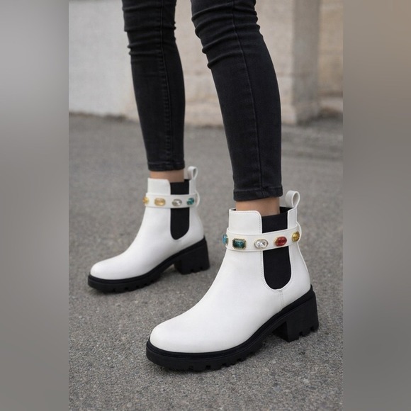 Forever Link Women's Chelsea Studded Strap Chunky Ankle Boots White Size 7 New - Picture 2 of 8